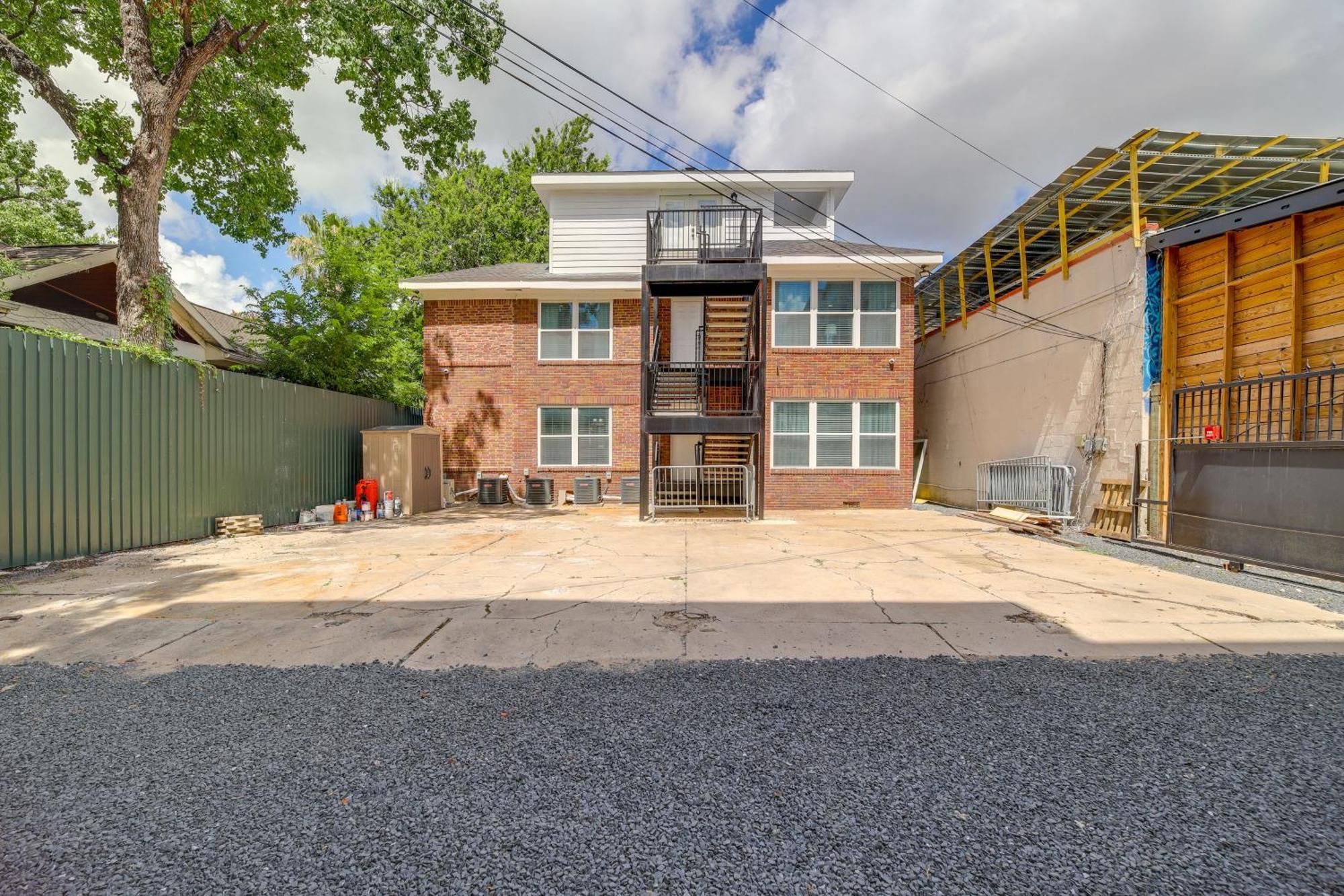 Pet-friendly 1 Mi To Downtown! *