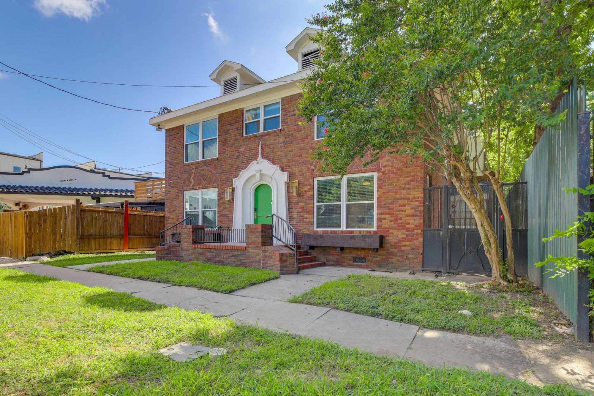 Pet-friendly 1 Mi To Downtown! *