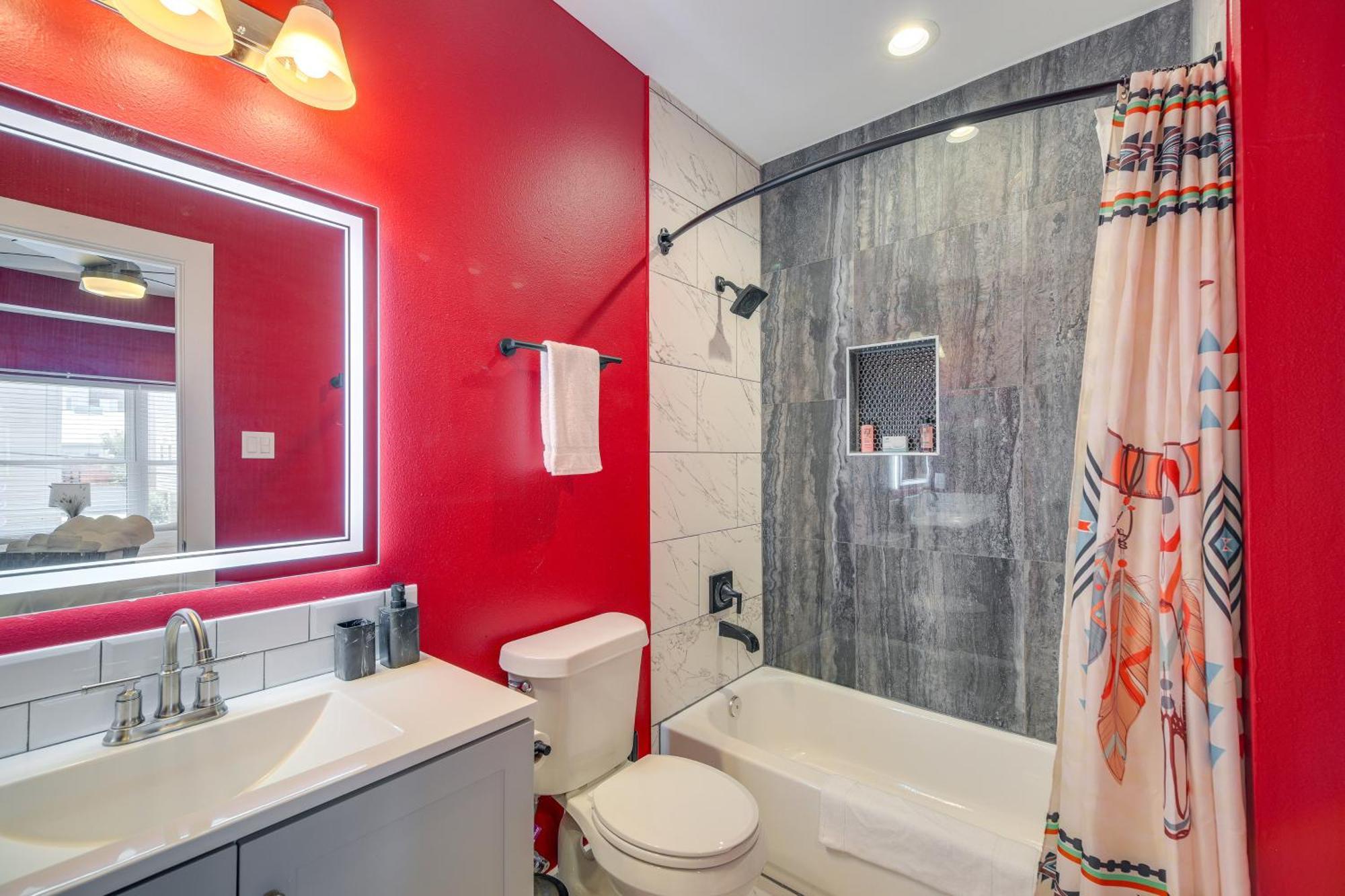 Pet-friendly 1 Mi To Downtown!